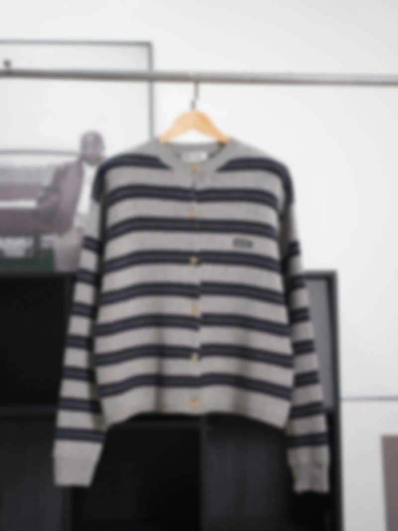 P619 Item ID 8004 M1UM1U Miu Miu double-layer knitted logo patch cardigan with _precise