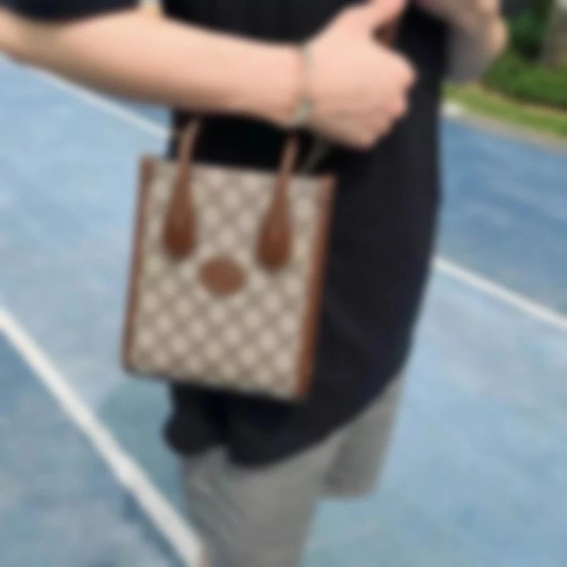 P989 Item ID 8480 GUCCI Gucci GG-Retro Series decorated with interlocking pairs G mini t