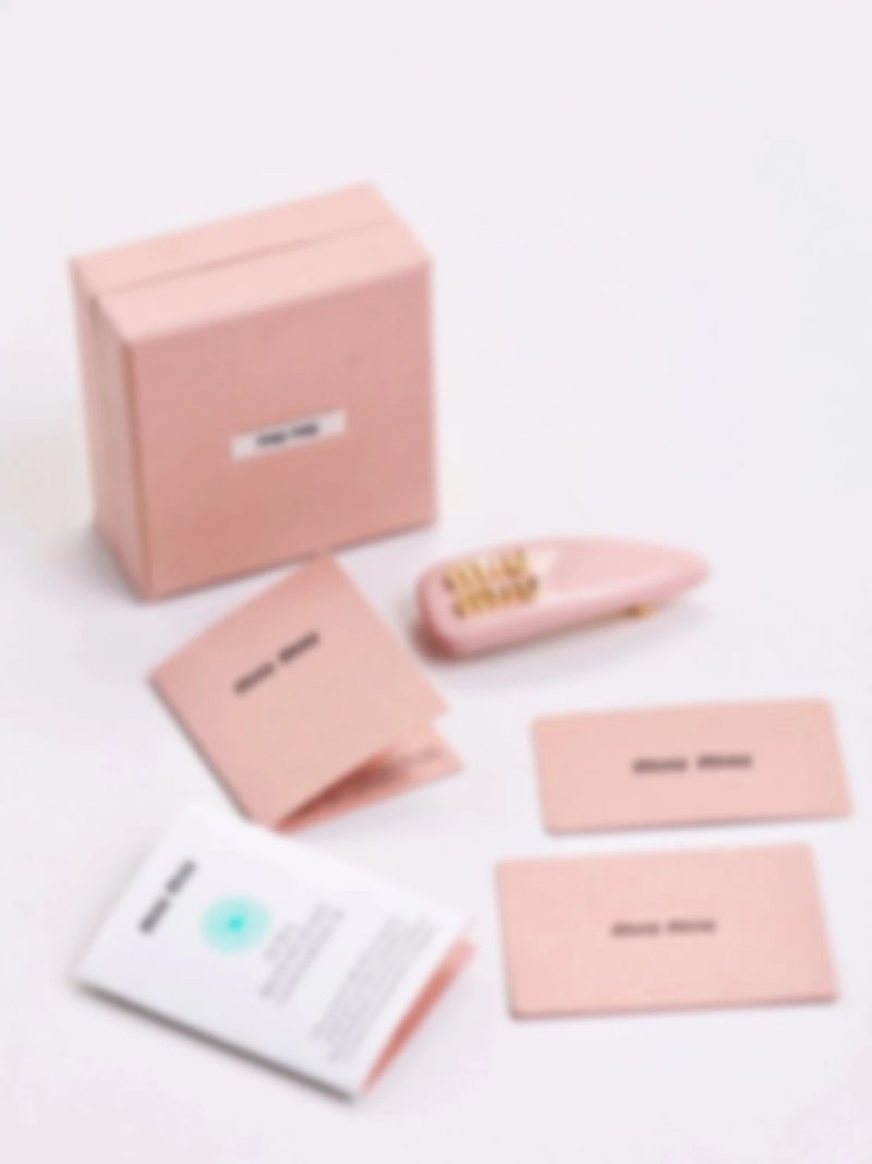 P299 Item ID 8381 M1u-M1u- Miu Miu -2023FW- Pink patent leather hairpin - gold hardware