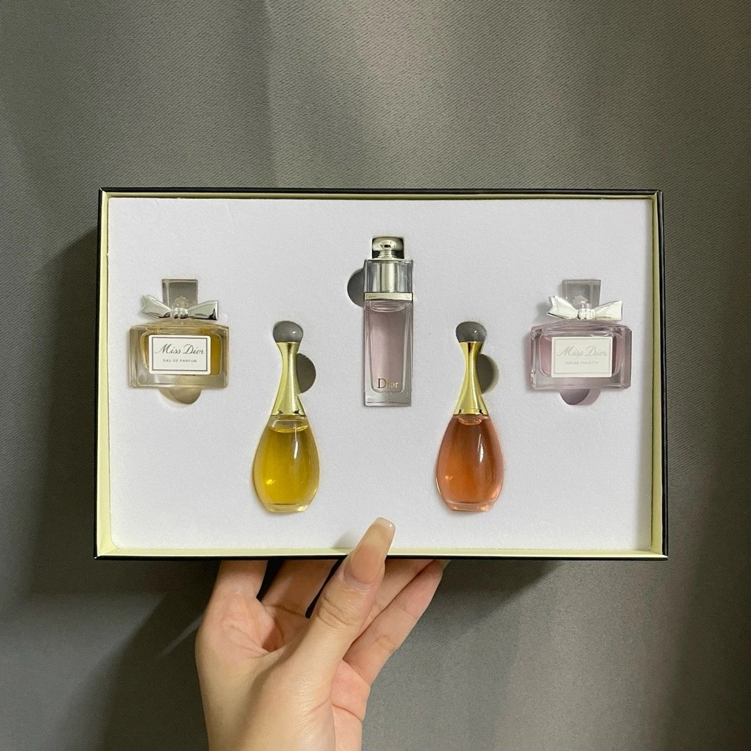 DIOR 4 SETS