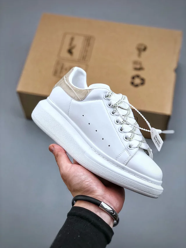 Alexander McQueen Sneakers Low-Top Oversized Lace-Up product detail image 9