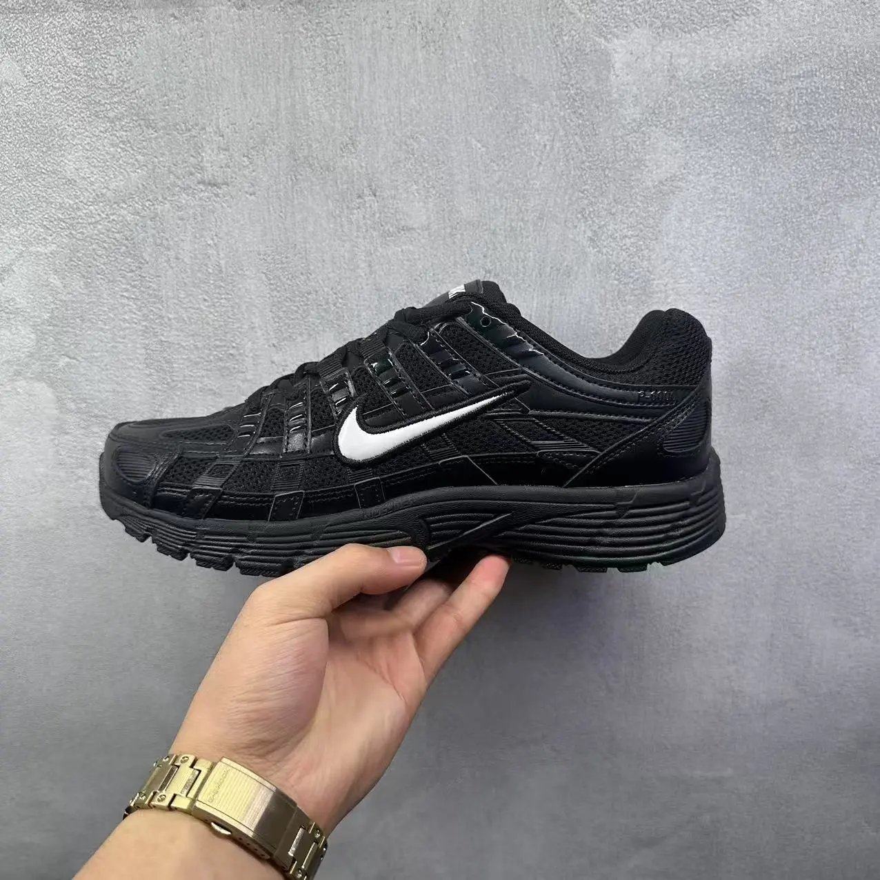 Black and white EE1052-010