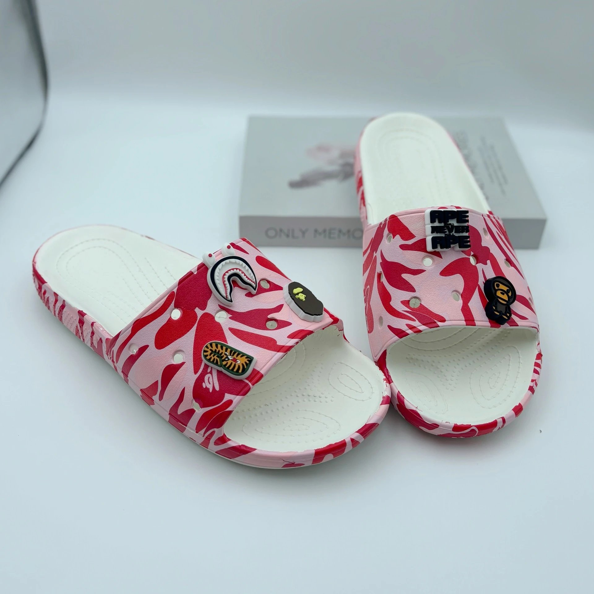 BAPE Slippers Camouflage Slide Sandals with Graphic Charms — Camouflage ape red white-bag