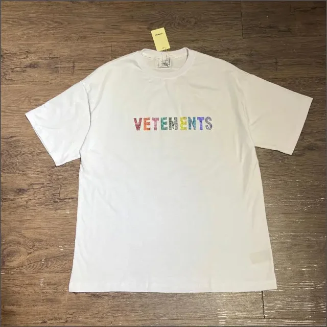 Vetements T-Shirts Graphic Logo Print product detail image 4
