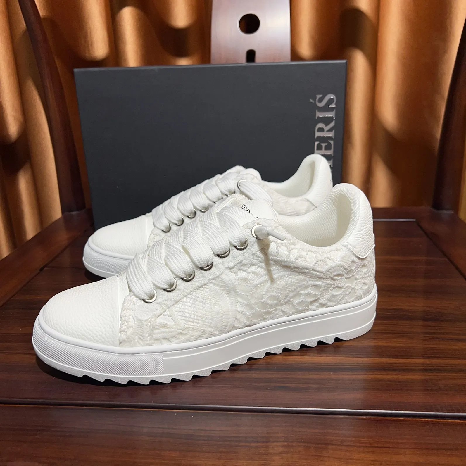 Numeris Sneakers Atelier low-top lace-up — White lace