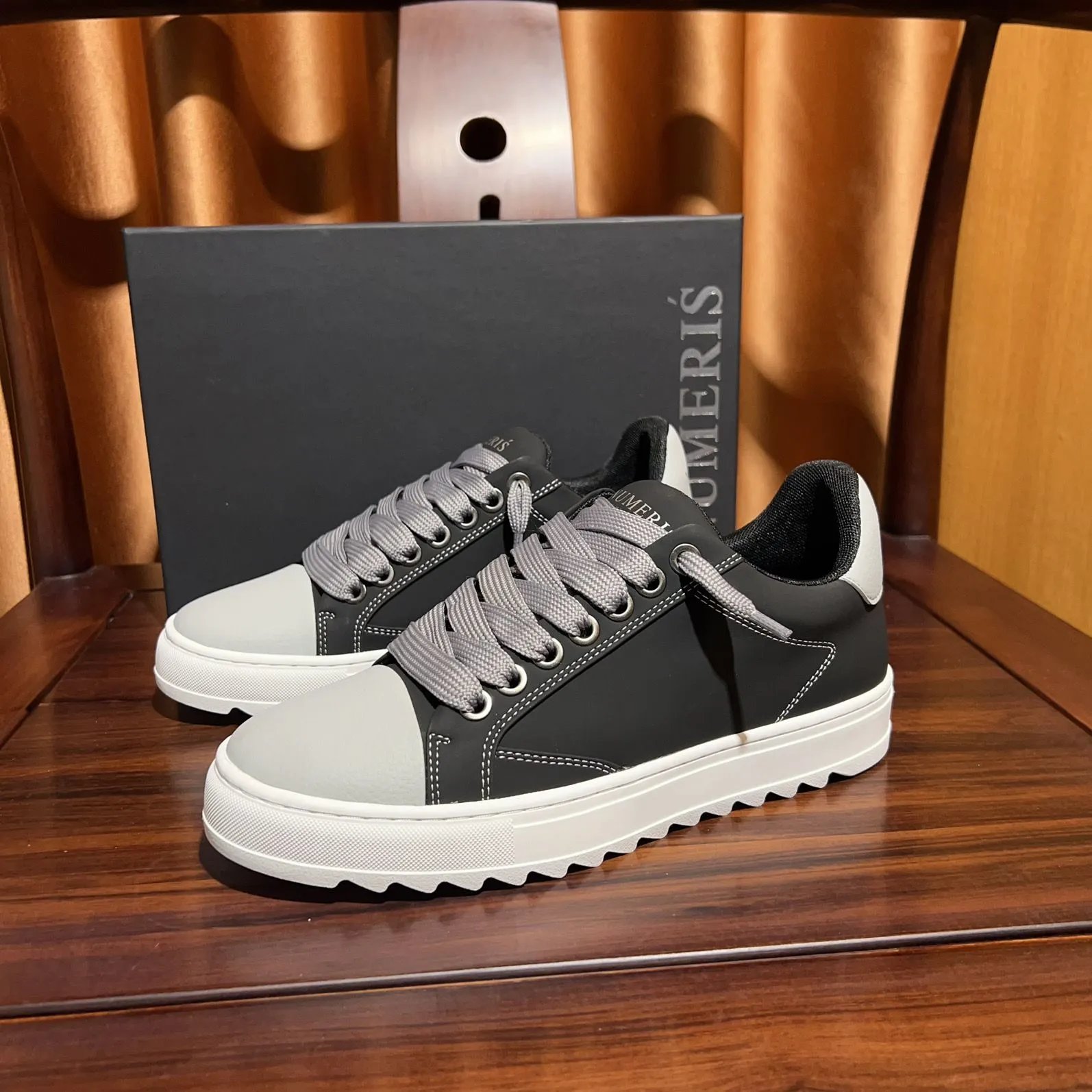 Numeris Sneakers Atelier low-top lace-up — Black and gray