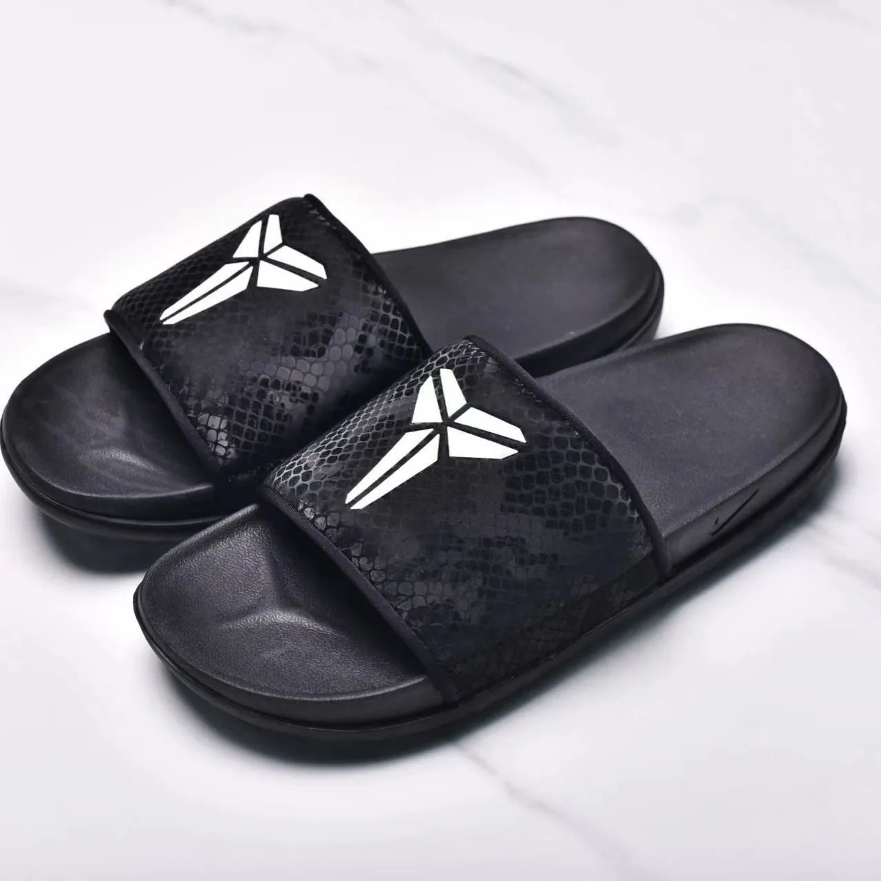 Nike Slippers Adjustable hook-and-loop slide — Kobe black