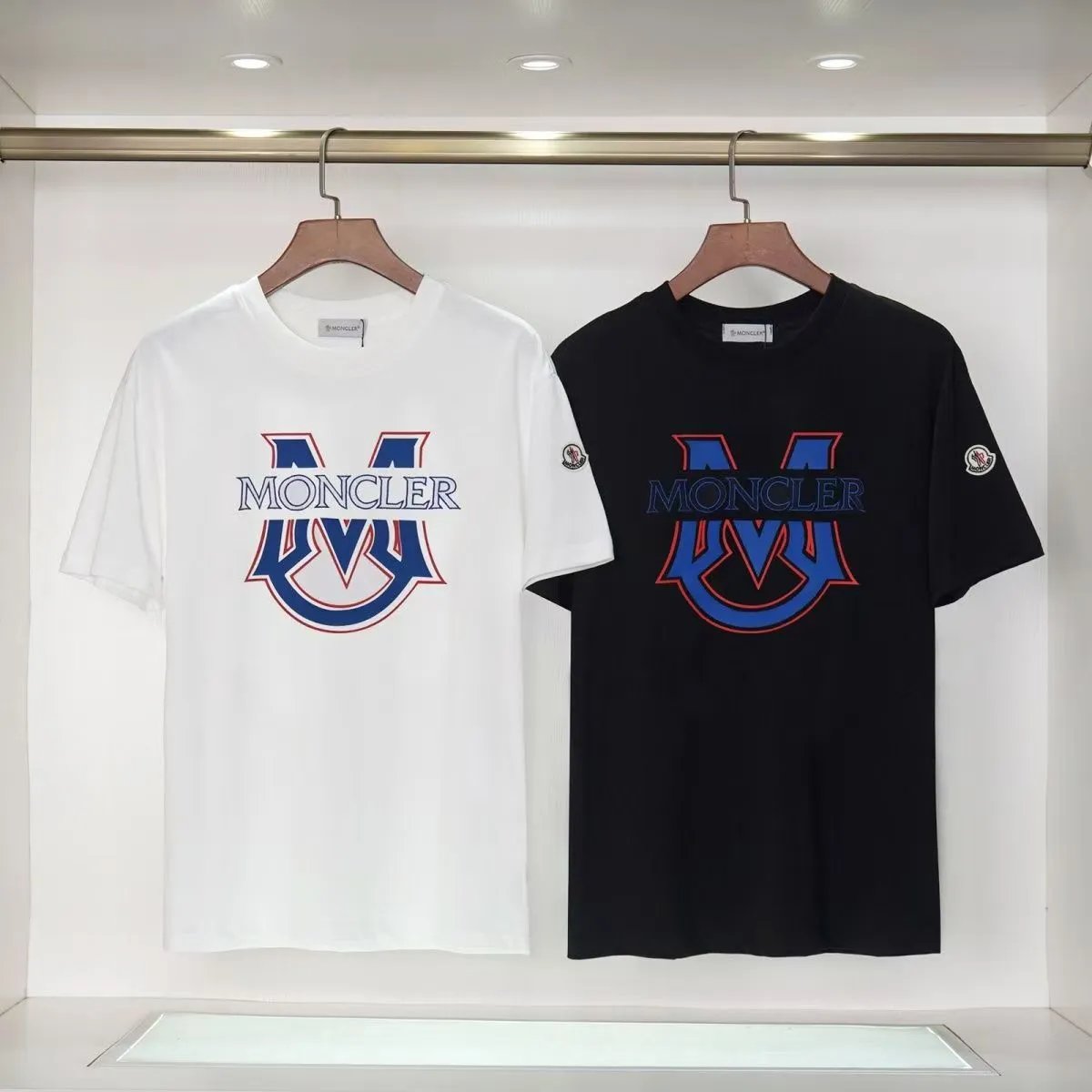 Moncler T-Shirts Logo Graphic Short-Sleeve Crewneck — M 776 black