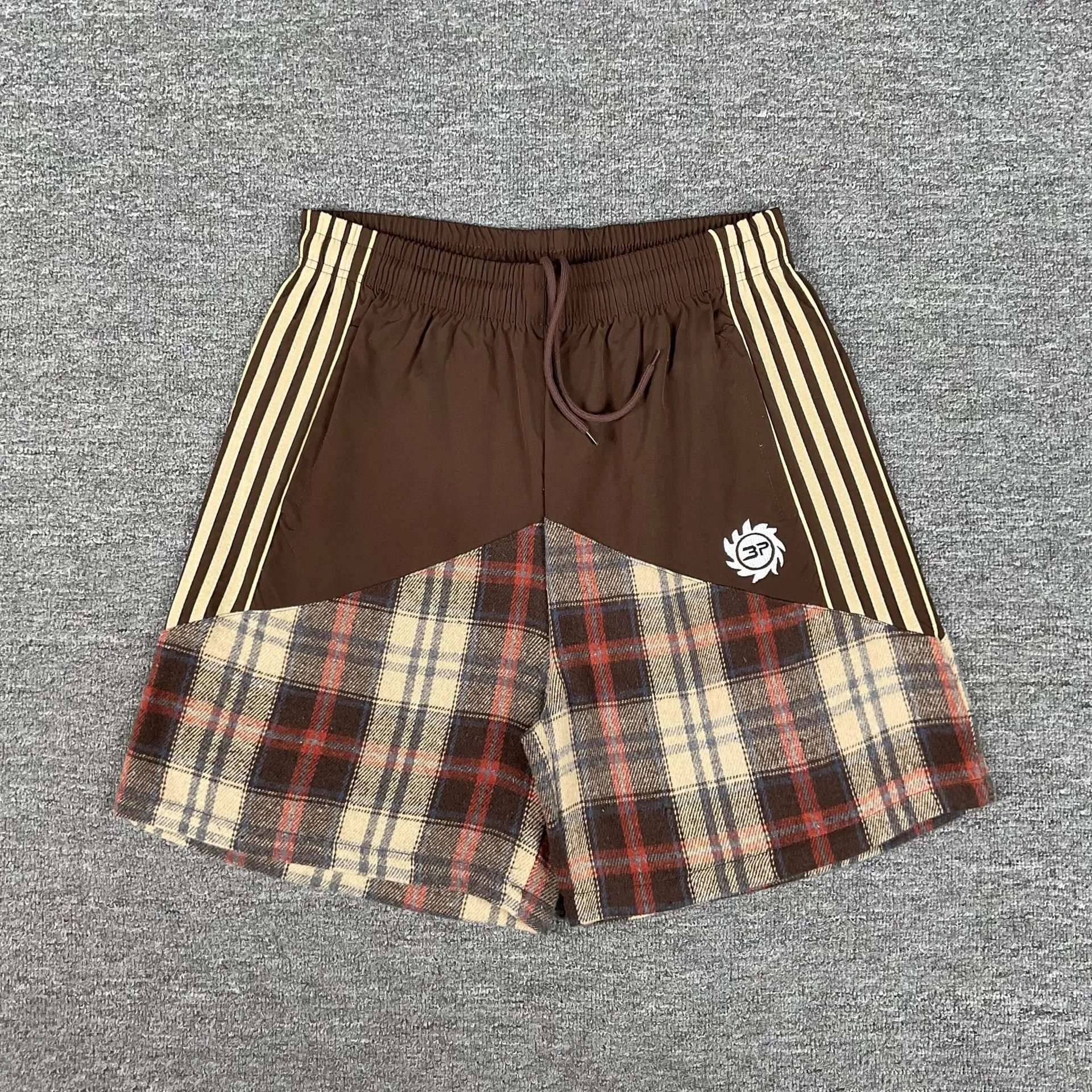 Broken Planet Shorts Graphic and plaid — 3265 coffee