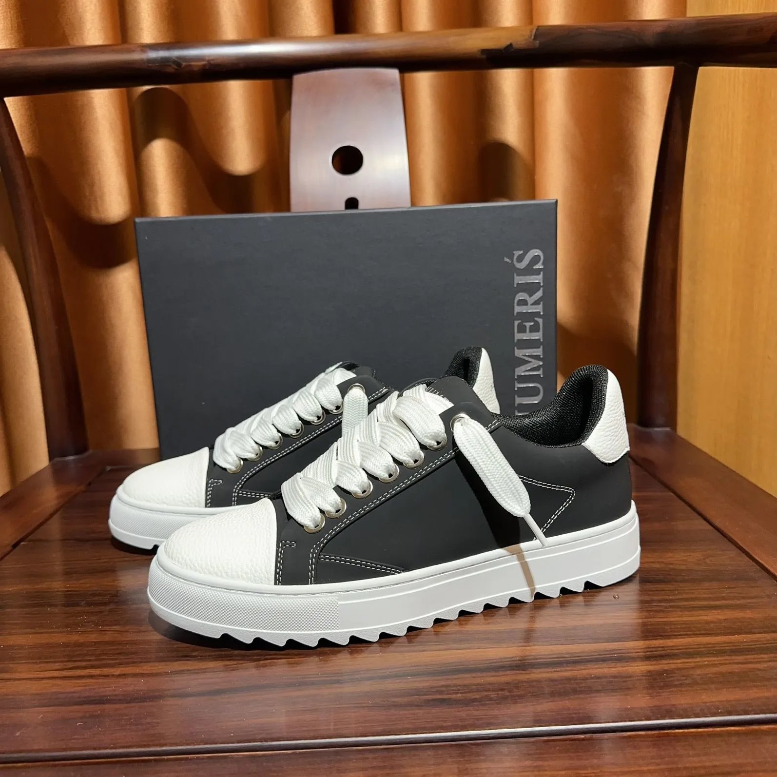 Numeris Sneakers Atelier low-top lace-up — Black