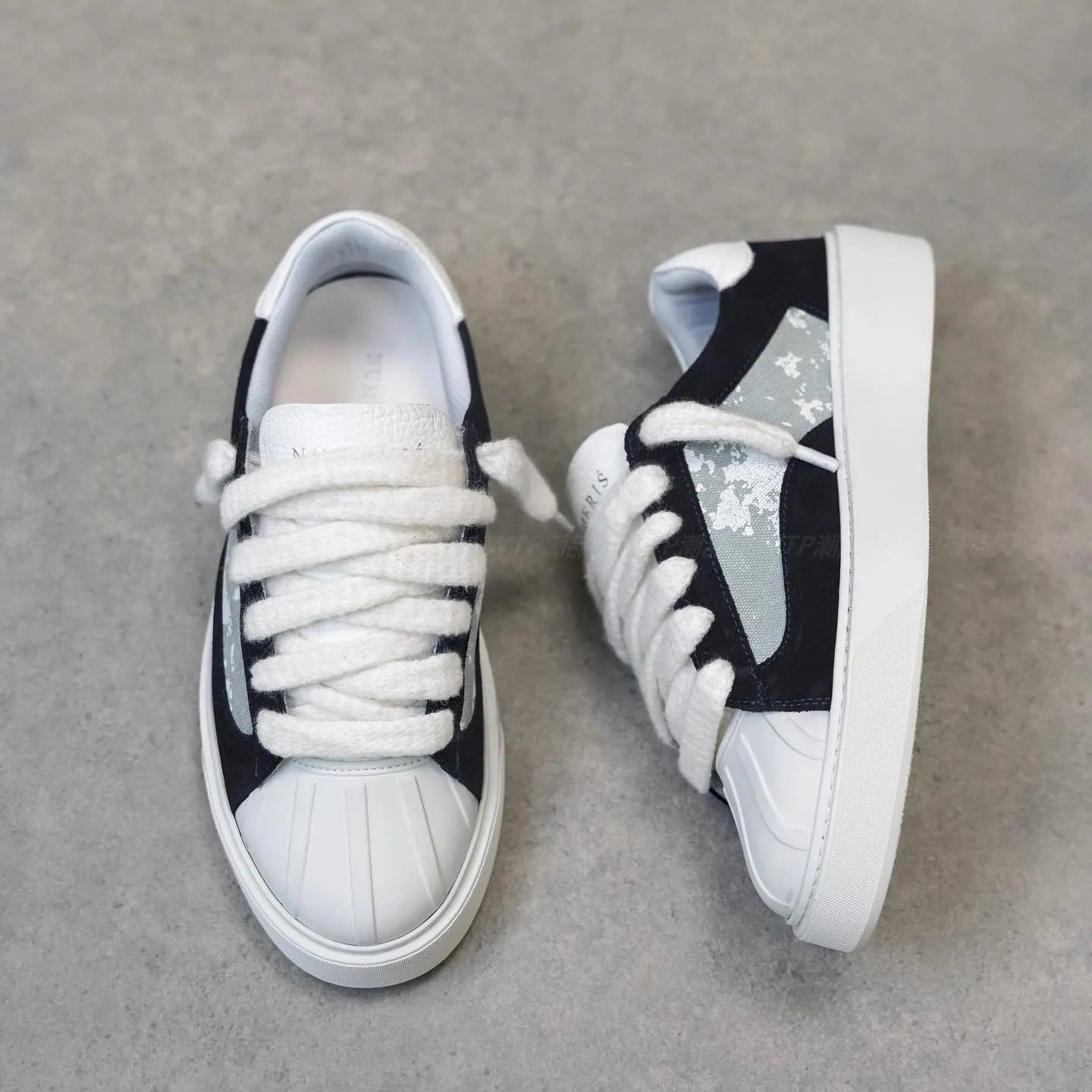 Numeris Sneakers Low-Top Lace-Up — 19