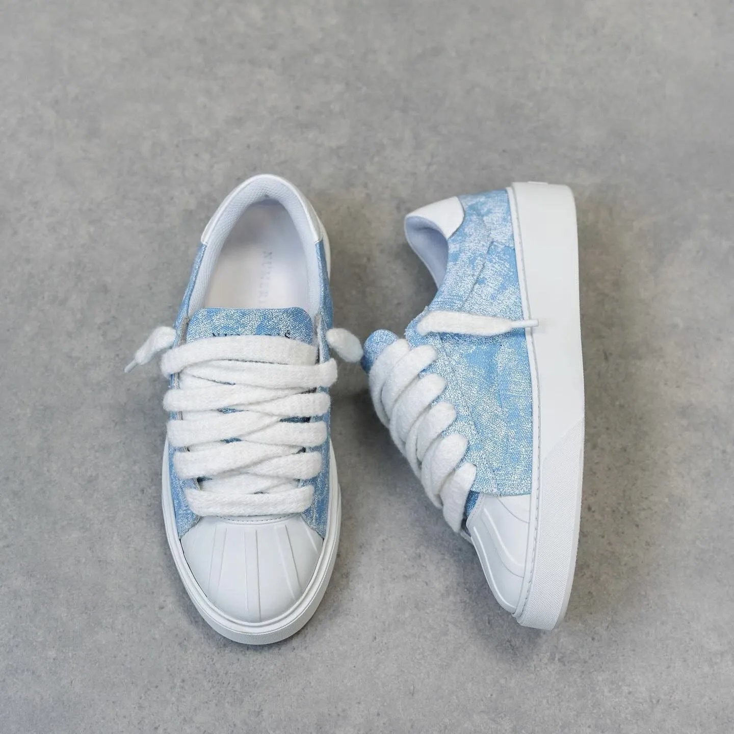 Numeris Sneakers Low-Top Lace-Up — 16