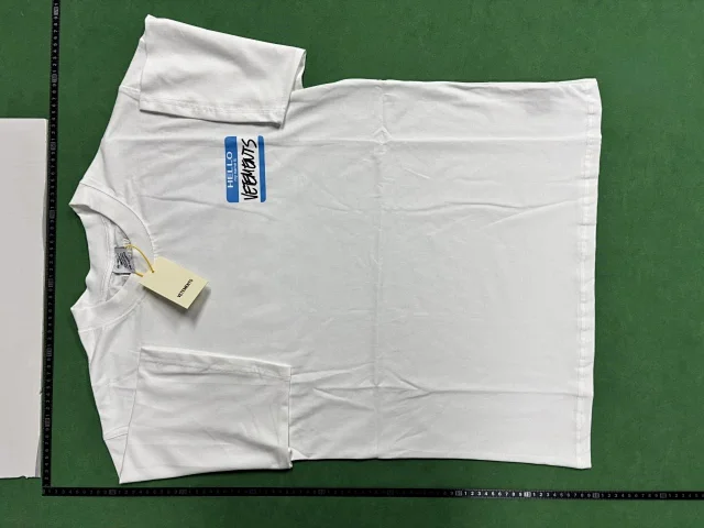 Vetements T-Shirts Graphic Logo Print product detail image 2