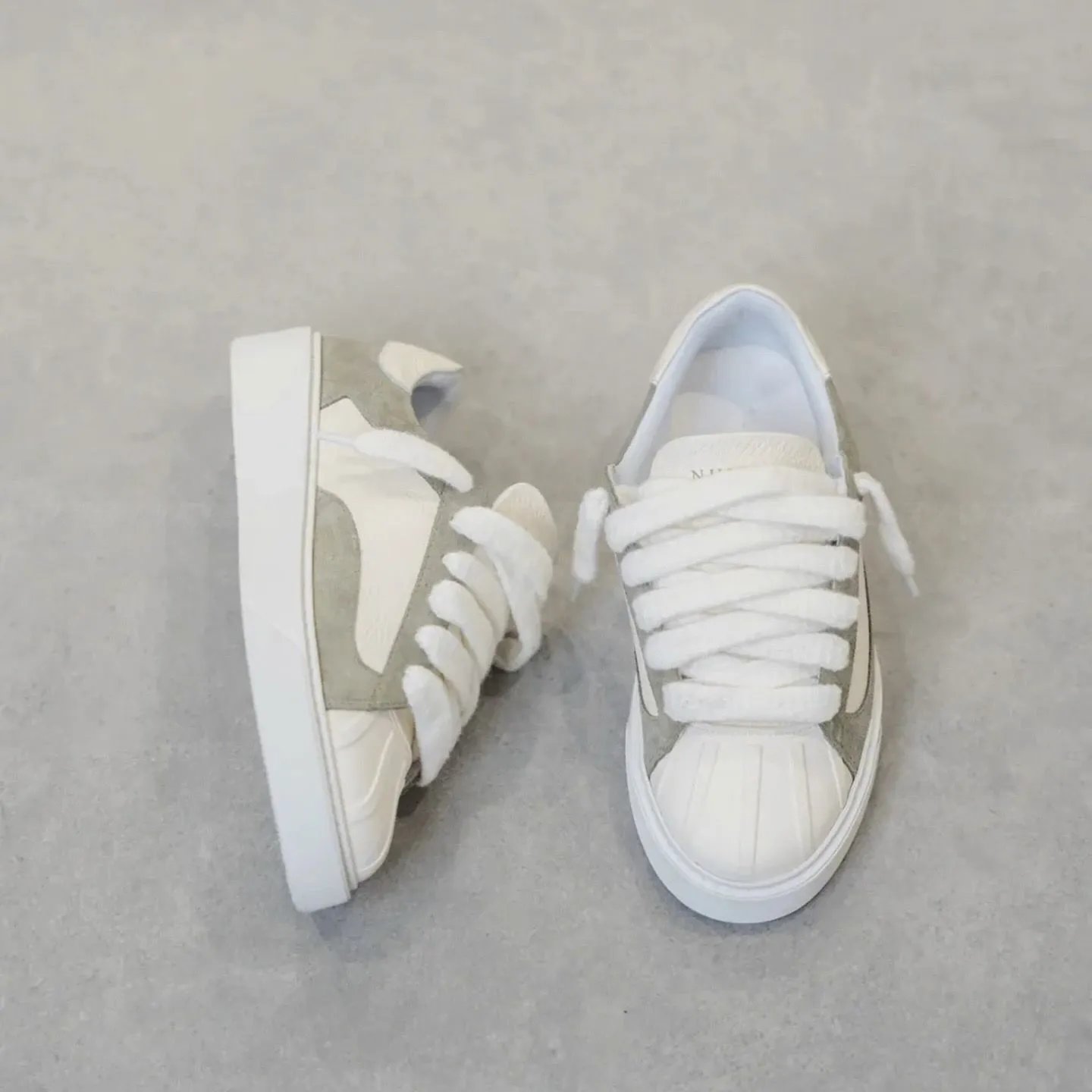 Numeris Sneakers Low-Top Lace-Up — 15
