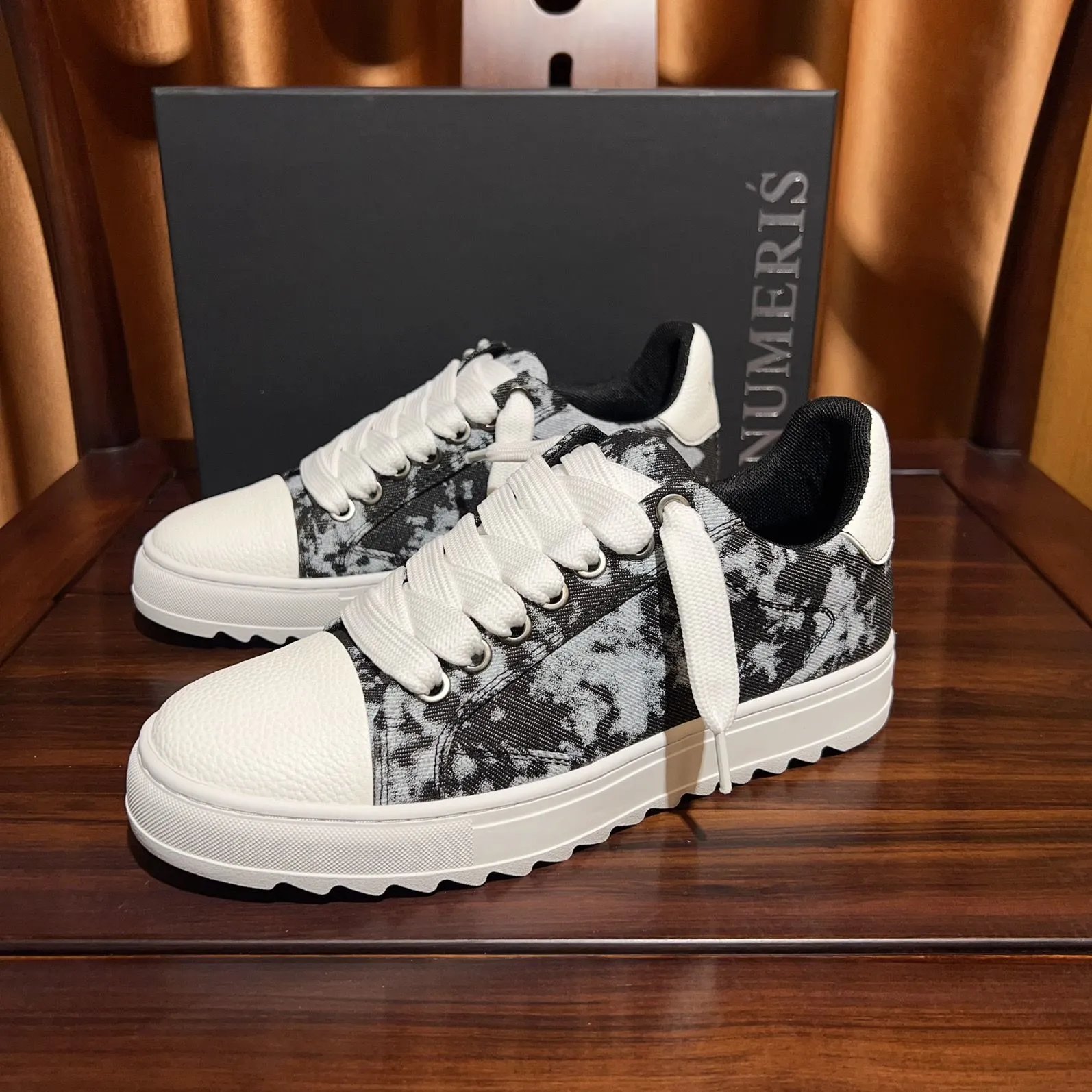 Numeris Sneakers Atelier low-top lace-up — Black flower