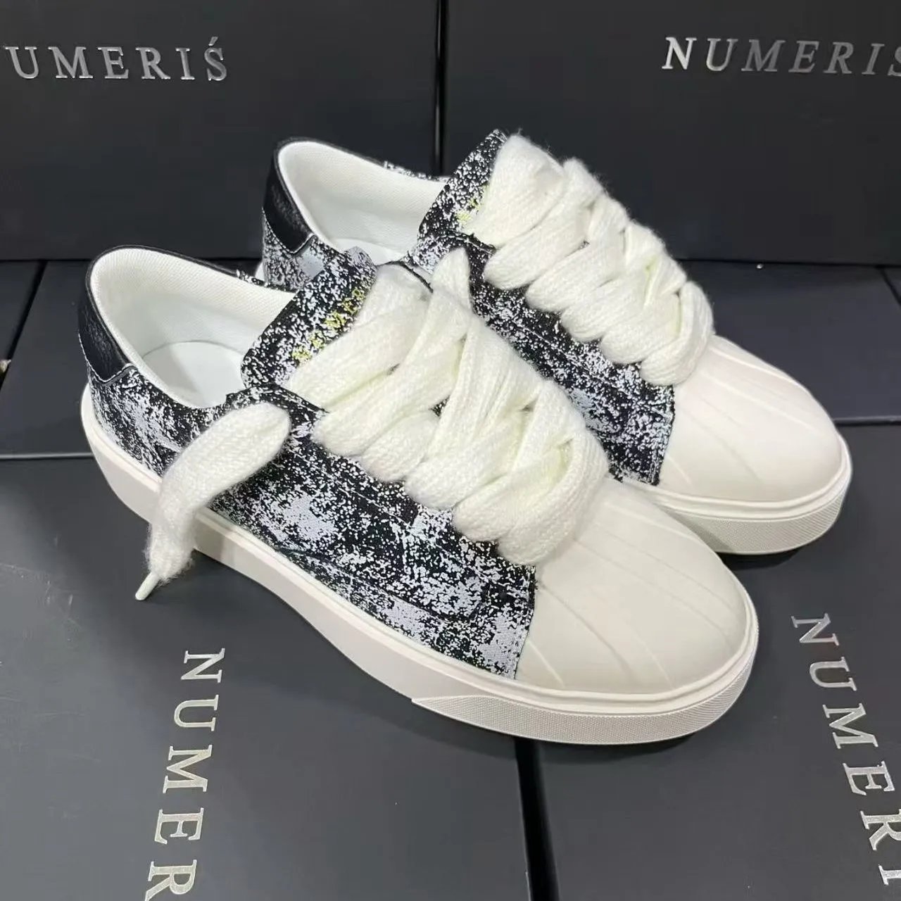 Numeris Sneakers Low-Top Lace-Up — 1
