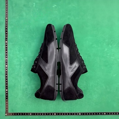 Prada Sneakers Low-top triangle-logo — 35