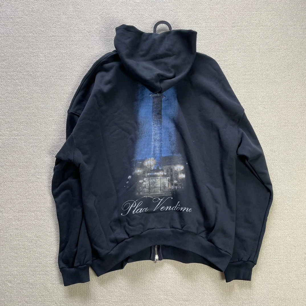 Balenciaga × Vogue 联名的 Place Vendôme 连帽卫衣