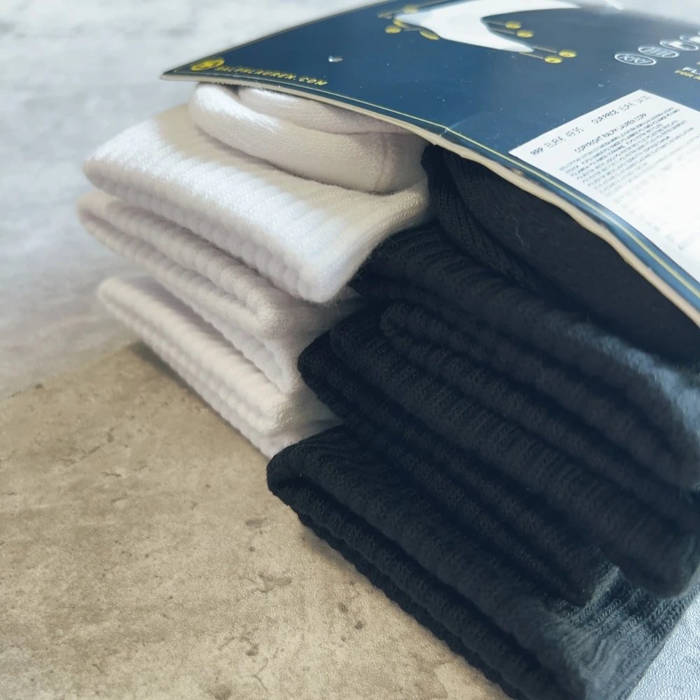 Black 3 pairs, white 3 pairs