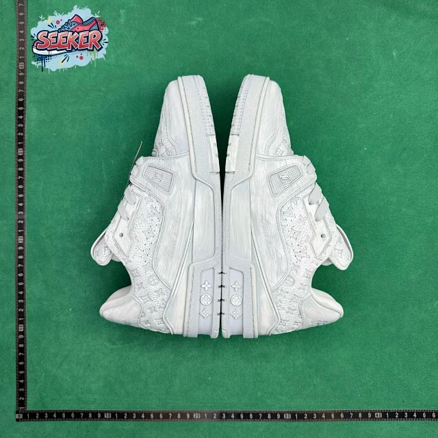 Louis Vuitton Sneakers Monogram-embossed lace-up low-top product detail image 2