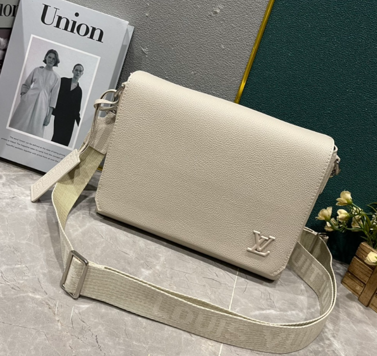 Louis Vuitton LV Initiales Messenger Bag Black Crossbody Bag - 4