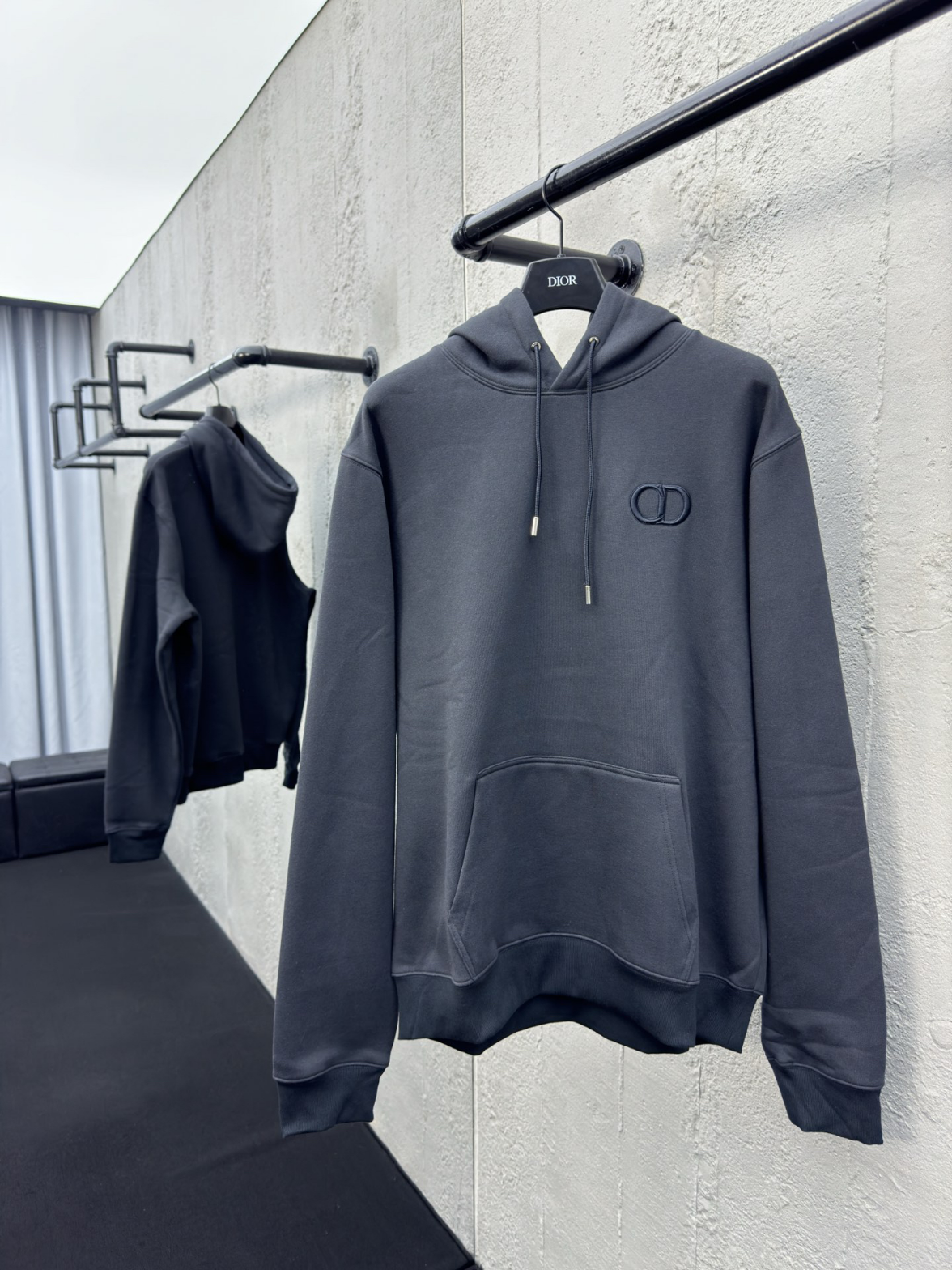 黑色套头卫衣黑标