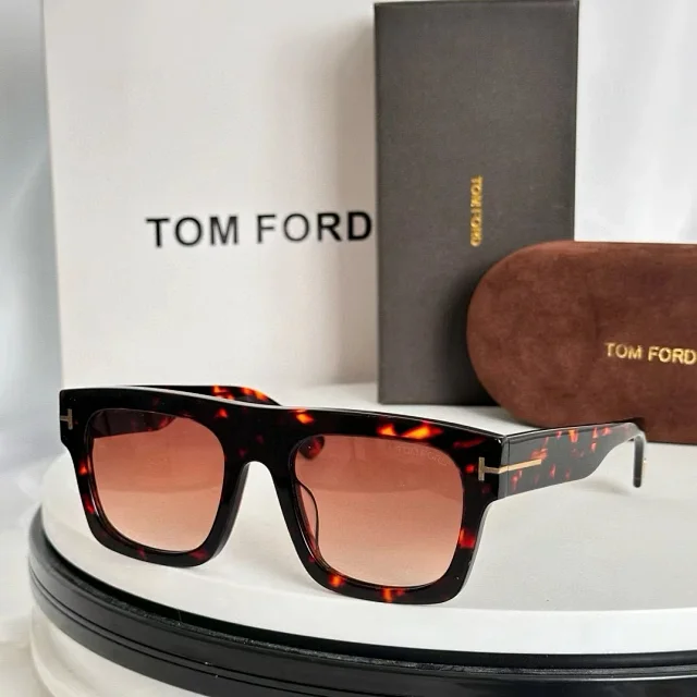 Tom Ford Eyewear Square-frame sunglasses with T-shaped temple accents product detail image 4