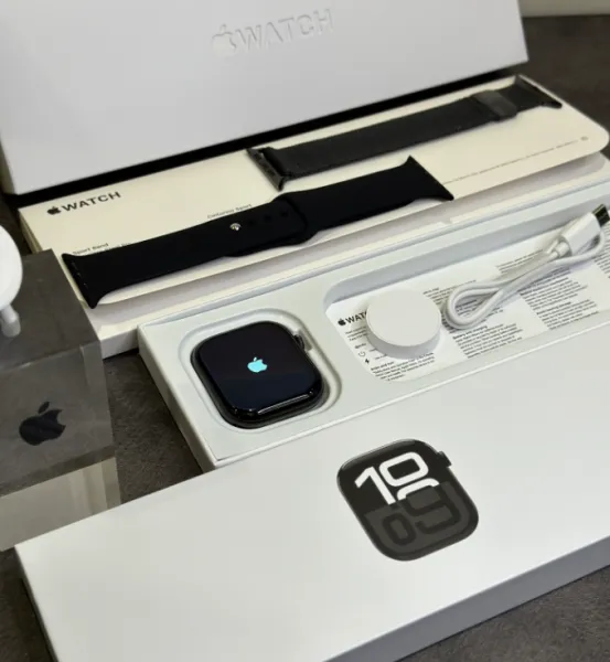 Apple Watch SE Smartwatch in Black, Starlight, Pink, and Silver - 9