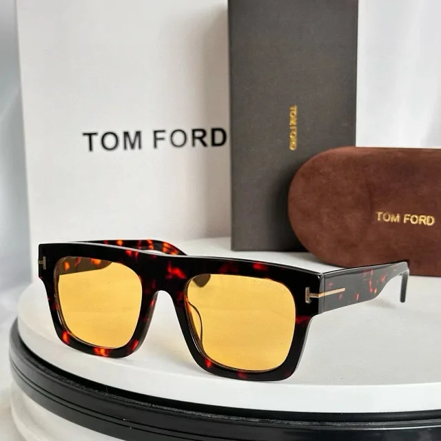 Tom Ford Eyewear Square-frame sunglasses with T-shaped temple accents product detail image 3