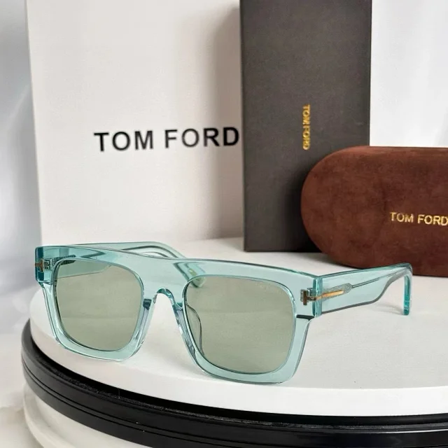 Tom Ford Eyewear Square-frame sunglasses with T-shaped temple accents product detail image 8