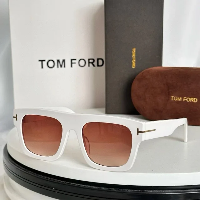 Tom Ford Eyewear Square-frame sunglasses with T-shaped temple accents product detail image 6