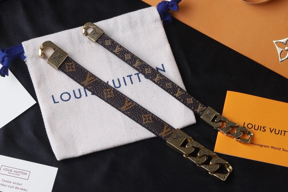 Louis Vuitton Monogram Chain B