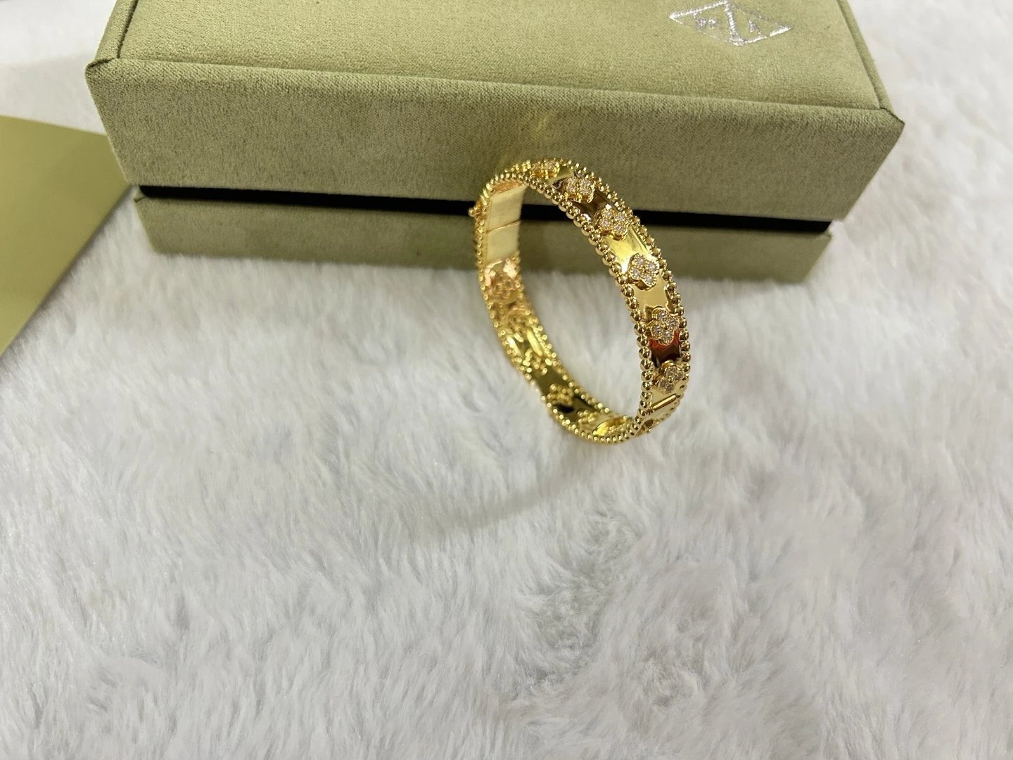 Van Cleef & Arpels Alhambra Motif Gold Diamond Bracelet Jewelry - 6