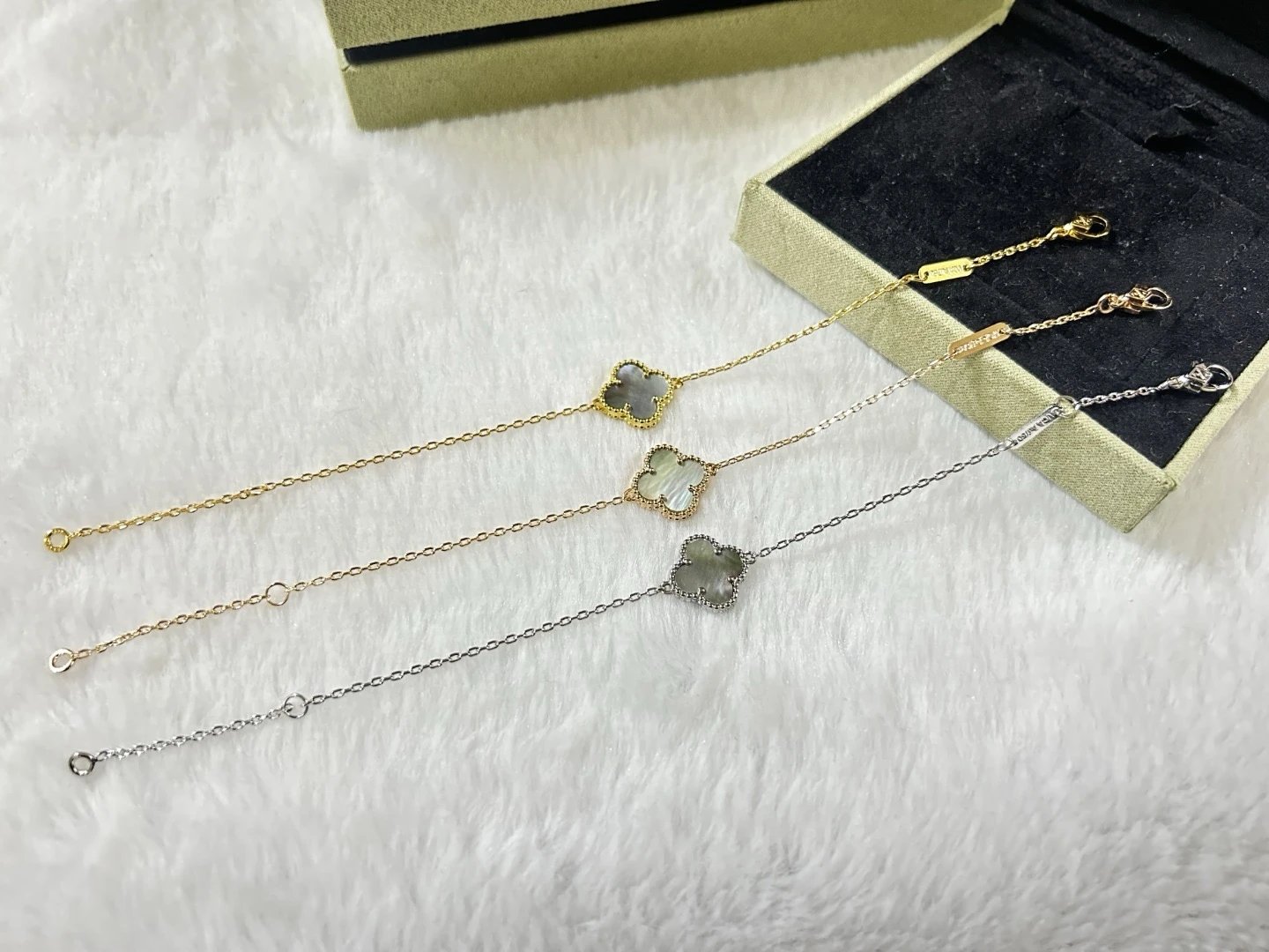 Van Cleef & Arpels Alhambra Br