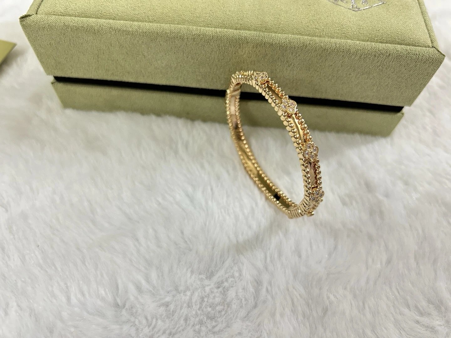 Van Cleef & Arpels Magic Alhambra Bracelet White Gold Diamond Bracelet Jewelry - 7
