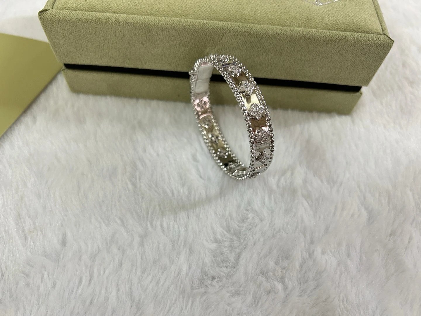 Van Cleef & Arpels Alhambra Motif Gold Diamond Bracelet Jewelry - 8
