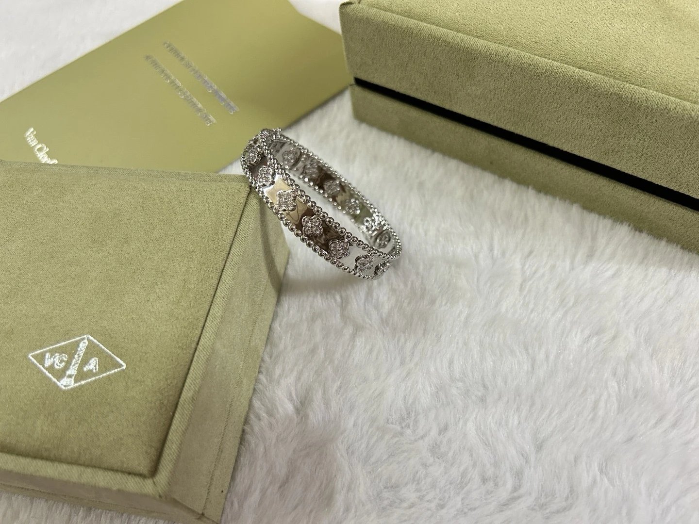 Van Cleef & Arpels Alhambra Motif Gold Diamond Bracelet Jewelry - 10