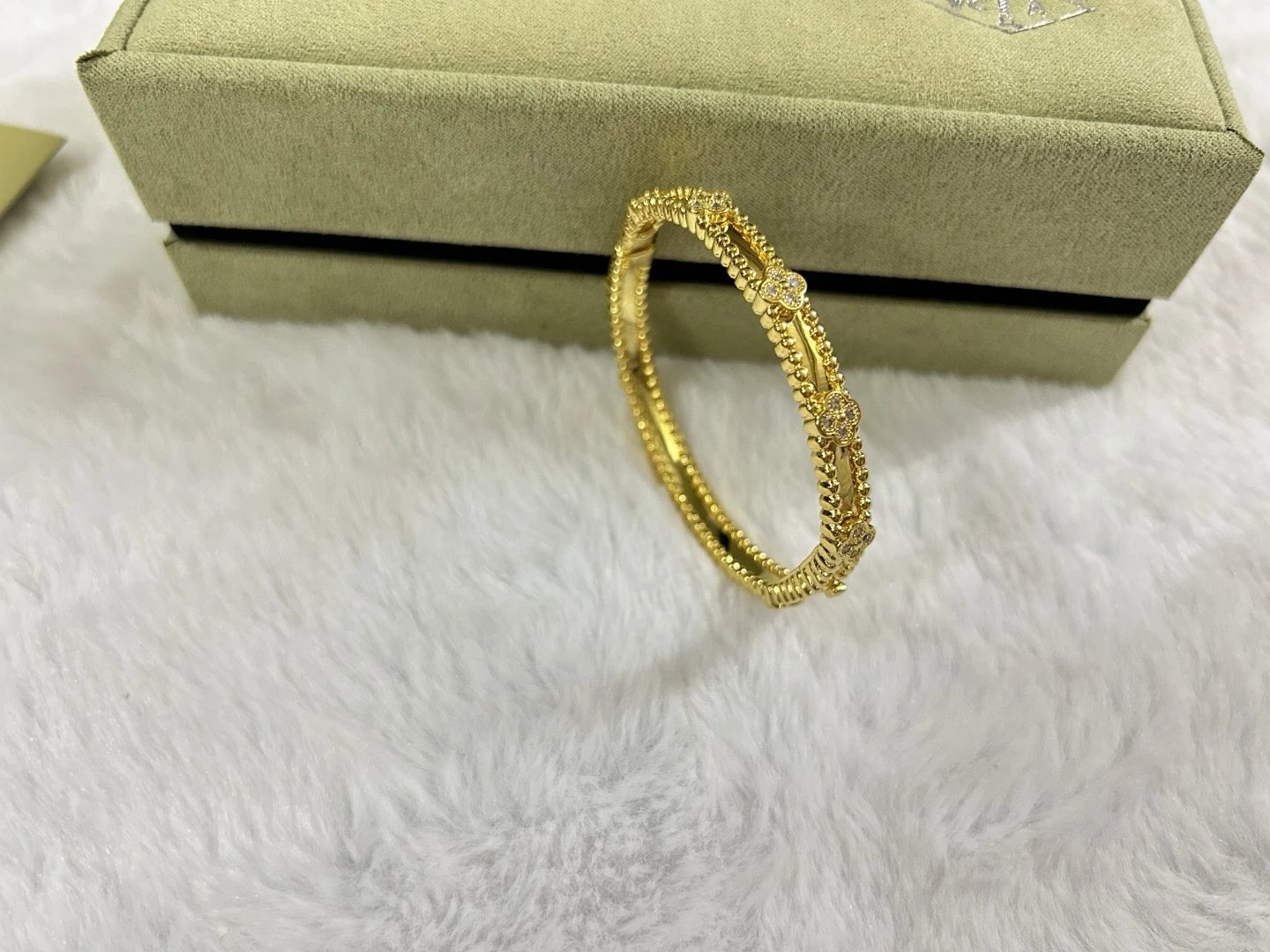 Van Cleef & Arpels Magic Alhambra Bracelet White Gold Diamond Bracelet Jewelry - 6