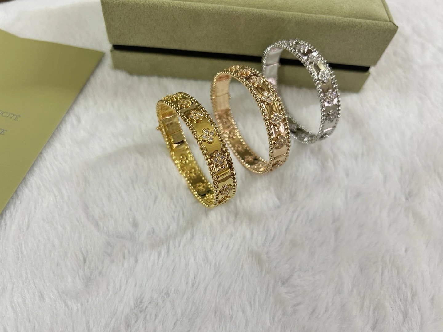 Van Cleef & Arpels Alhambra Motif Gold Diamond Bracelet Jewelry - 4