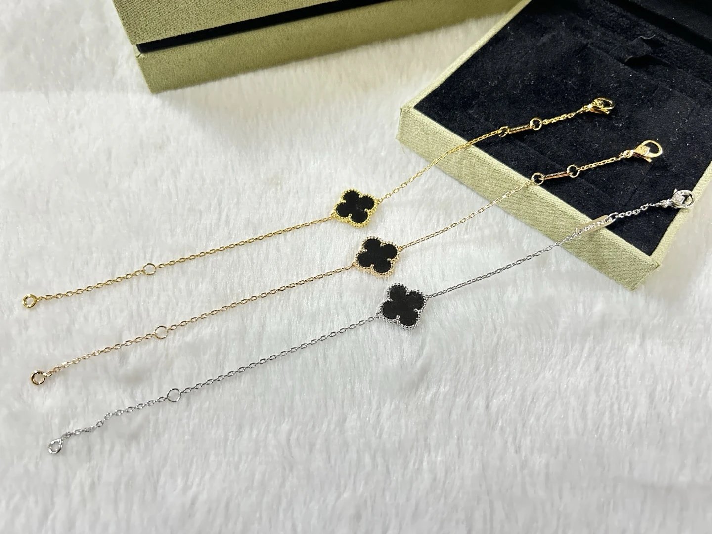 Van Cleef & Arpels Alhambra Br