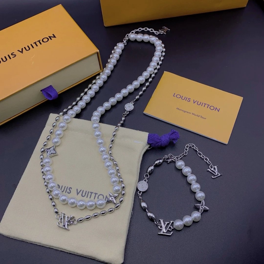 Louis Vuitton Monogram World T