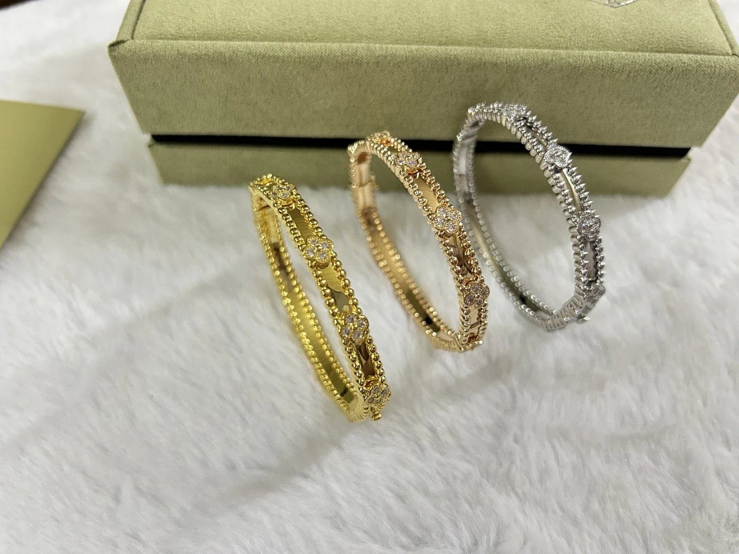Van Cleef & Arpels Magic Alhambra Bracelet White Gold Diamond Bracelet Jewelry - 4