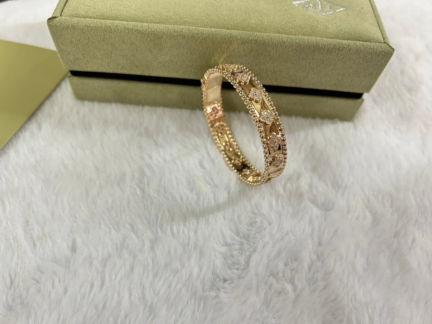 Van Cleef & Arpels Alhambra Motif Gold Diamond Bracelet Jewelry - 7