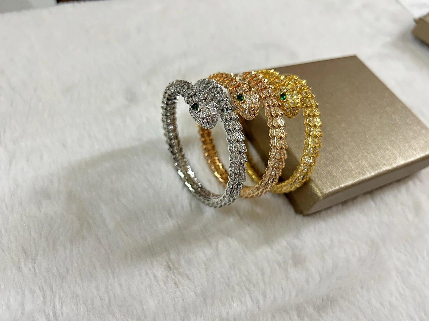 Bvlgari Serpenti Viper Diamond and Emerald Gold Bracelet Jewelry - 3