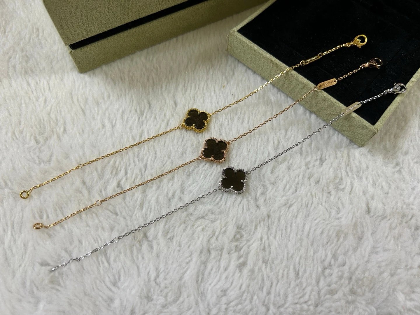 Van Cleef & Arpels Alhambra Br