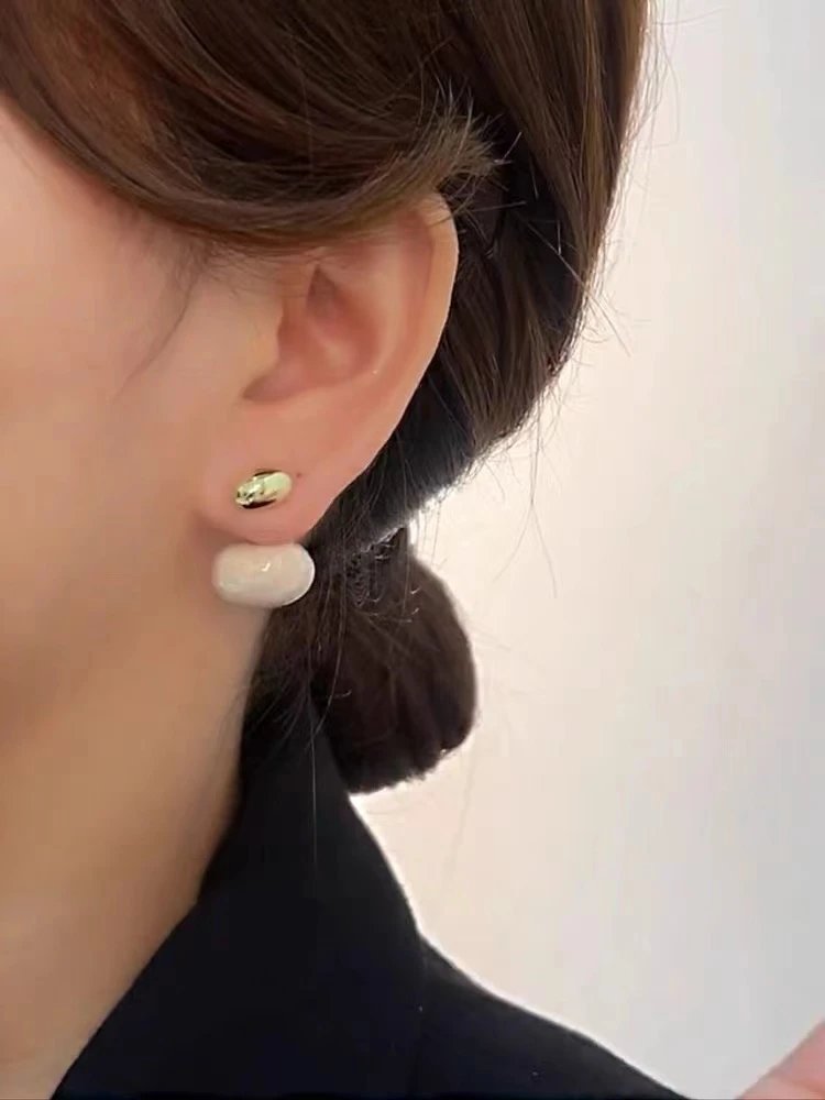 Minimalist Pearl & Gold Stud E