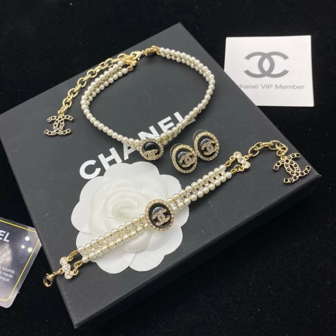 Chanel Pearl CC Logo Necklace 