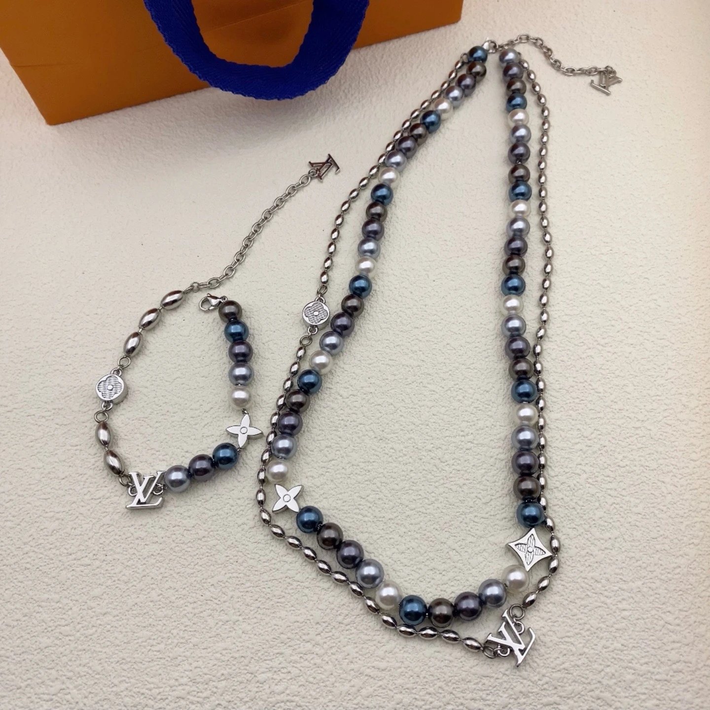 Louis Vuitton Pearl & Chain Ne