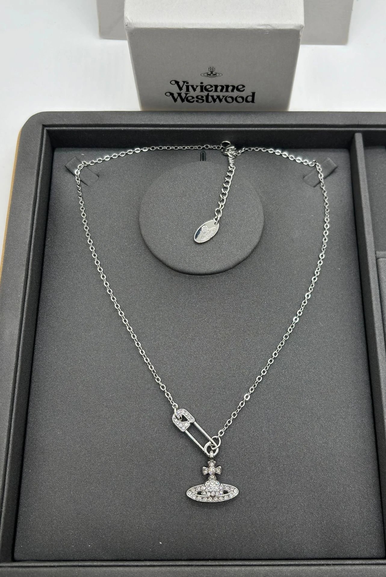 【Top Version】【Vivienne Westwood】 Lead-Free Saturn Pearl Necklace for Women, 3D Planet Pin Pendant Choker, Sweater Chain, Collarbone Chain