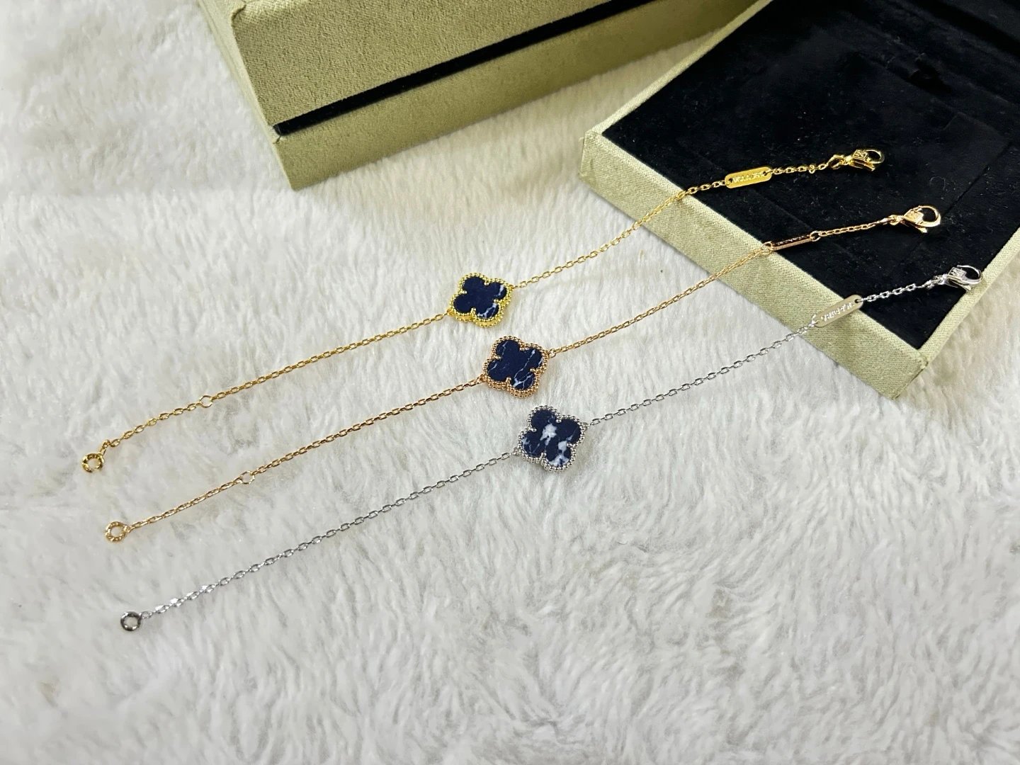 Van Cleef & Arpels Alhambra Br